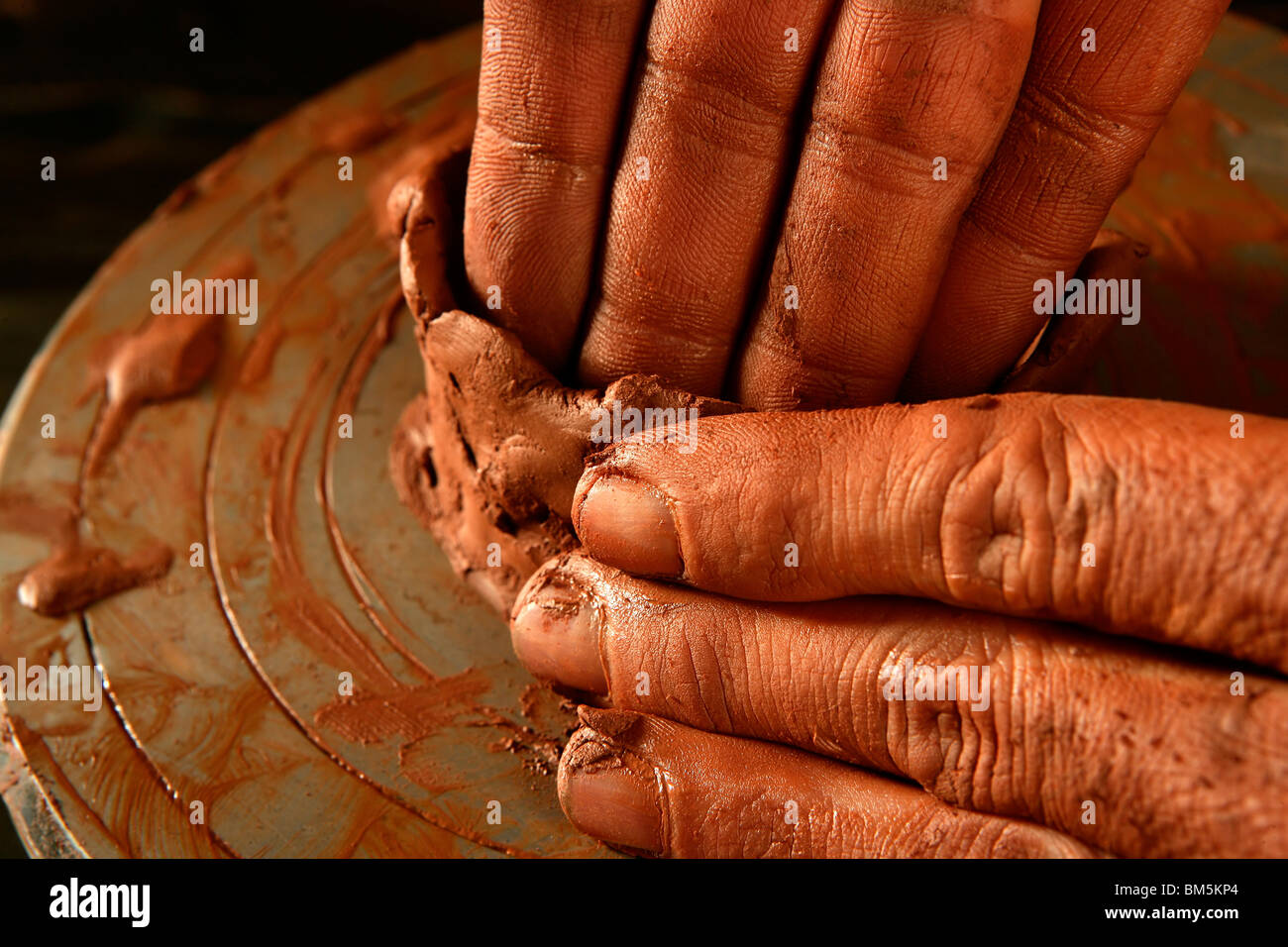 Artisanat Poterie argile rouge gros plan des doigts de travail mains potter Banque D'Images