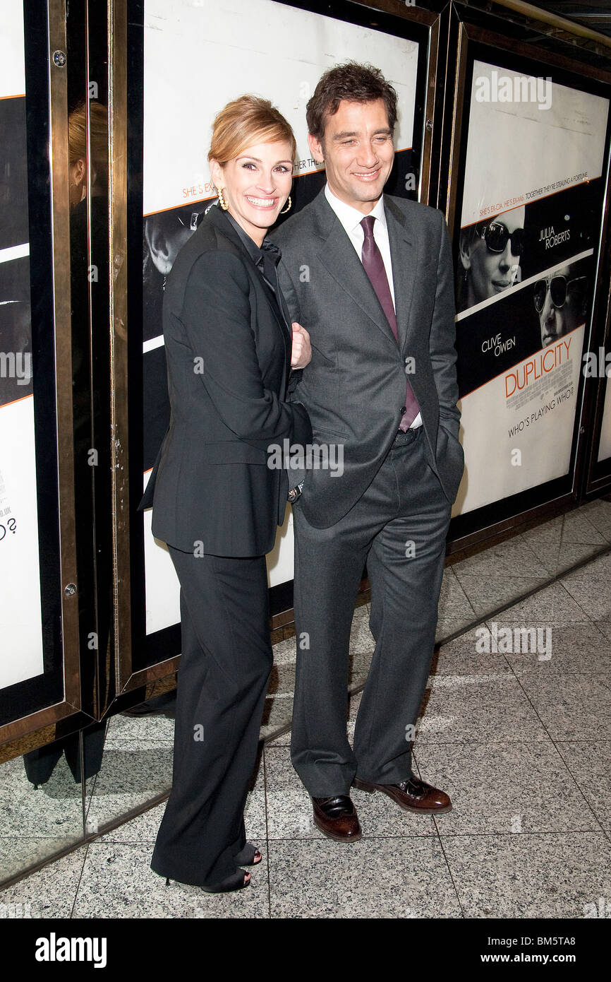 Julia Roberts et Clive Owen arriver lors de la première mondiale de duplicité à l'Empire Leicester Square Banque D'Images