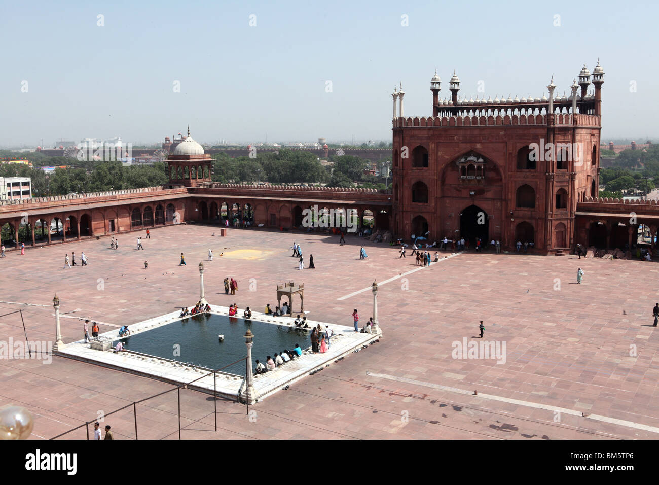 Elavated vue sur la cour de la mosquée Jama Masjid, la mosquée de vendredi ou de Fatehpur Sikri, Old Delhi, Inde. Banque D'Images