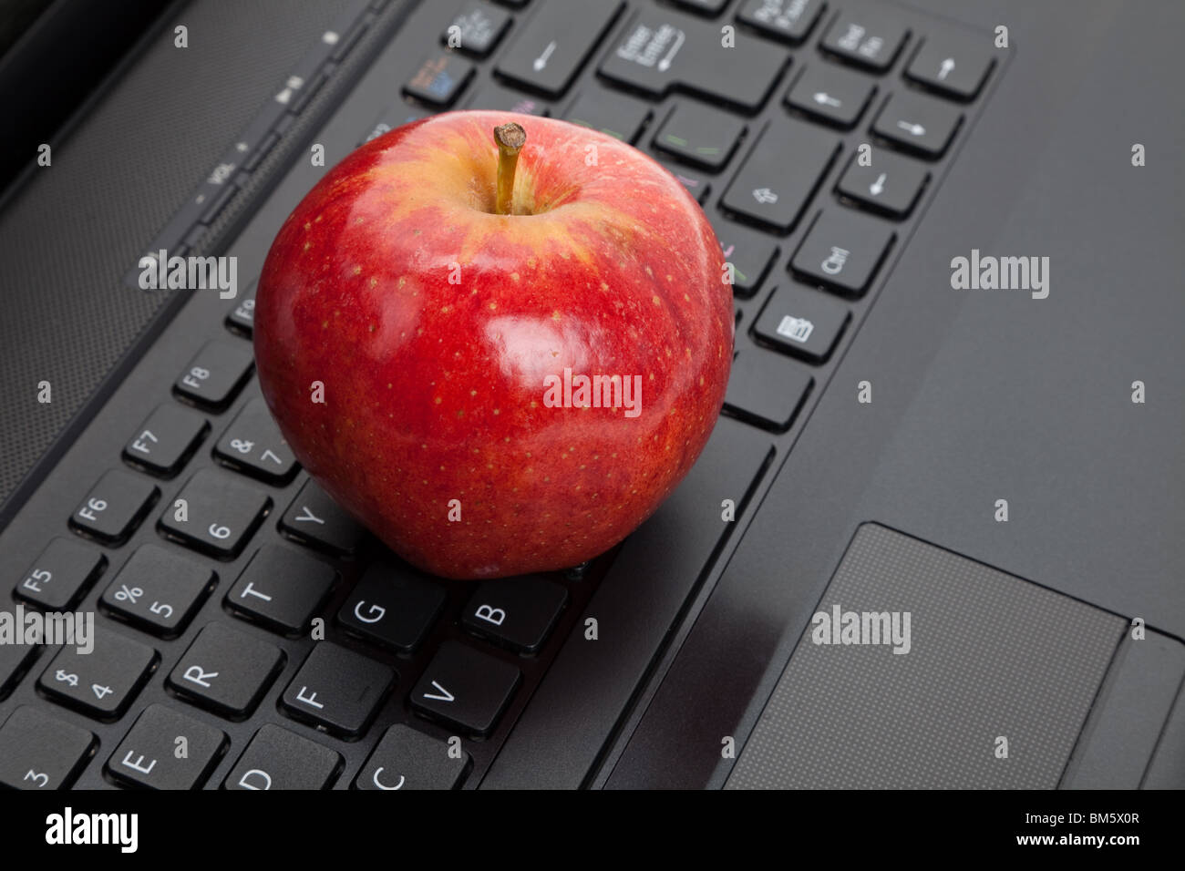 Clavier de l'ordinateur et red apple close up Banque D'Images