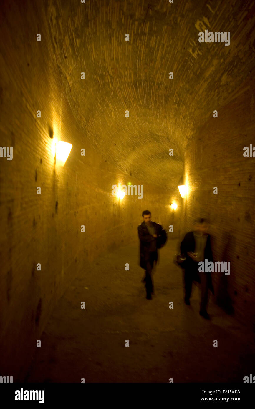Les touristes à pied le long de la rampe d'intérieur à l'intérieur du mausolée d'Hadrien, connu comme le château de Saint Ange à Rome, le 9 mars 2008. Banque D'Images