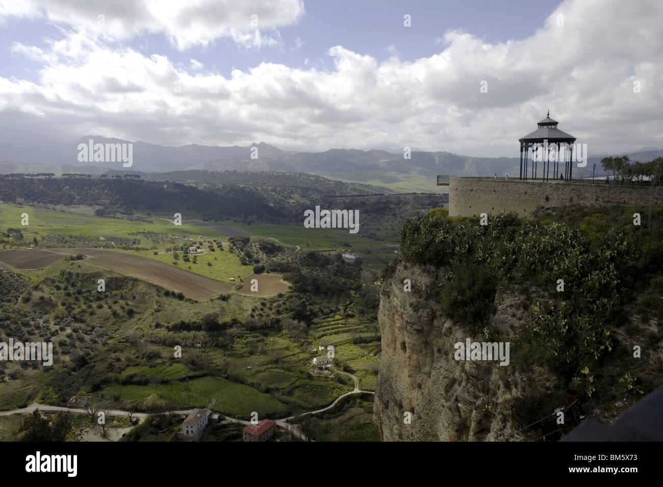 Une vue de la Ronda's Valley et le point de vue du canyon de Ronda, Province de Malaga, Espagne Banque D'Images