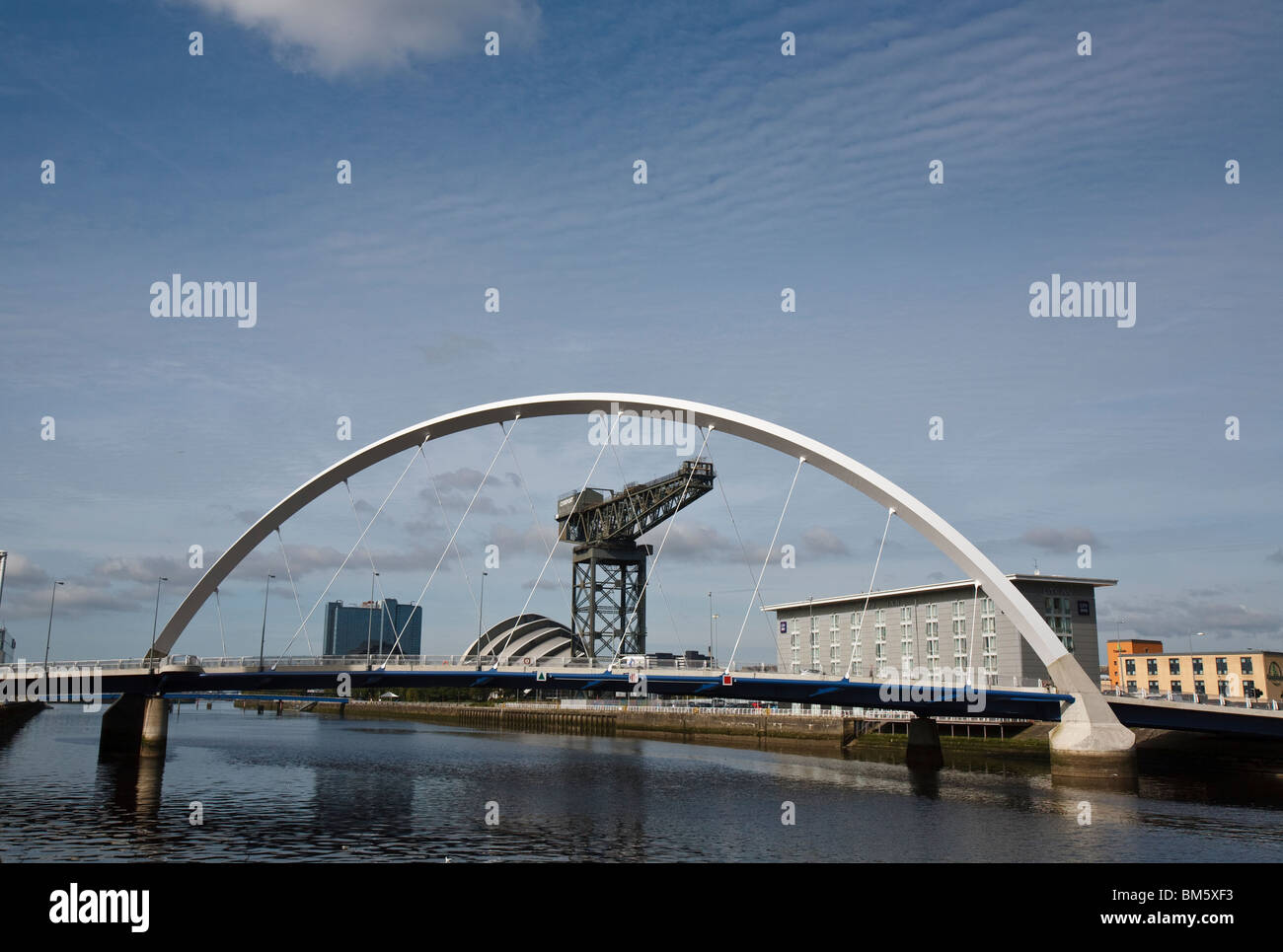 Arc de Glasgow et la grue. Banque D'Images