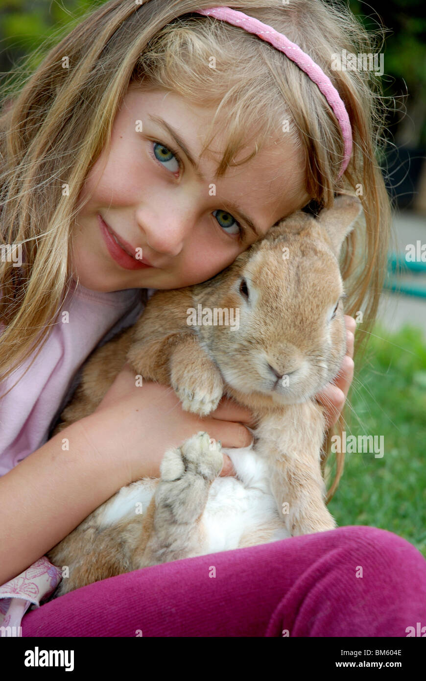 6 ans, fille, avec son animal de bunny Banque D'Images