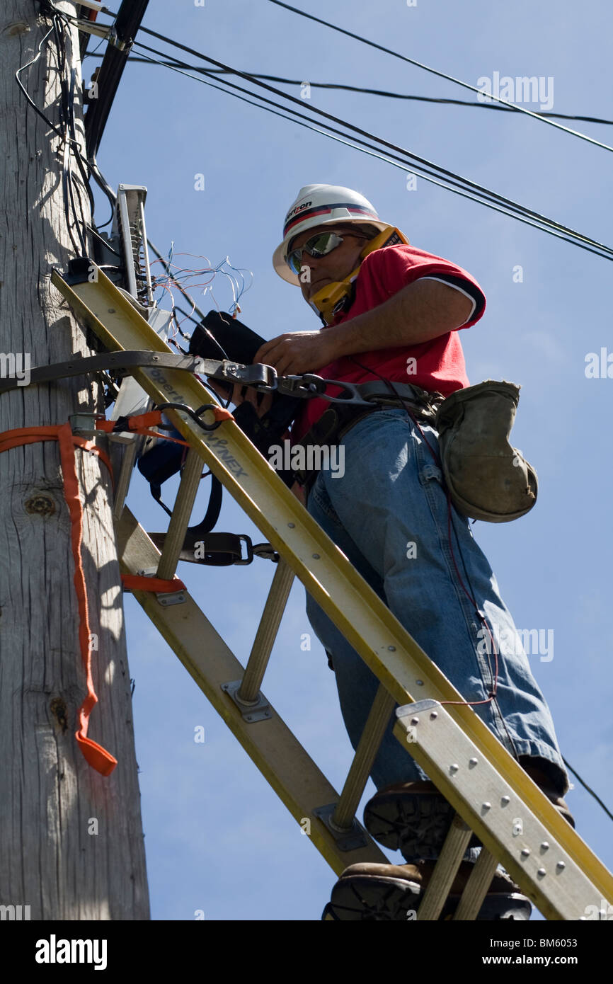 Le joueur de ligne téléphonique DSL réparations ligne. Banque D'Images