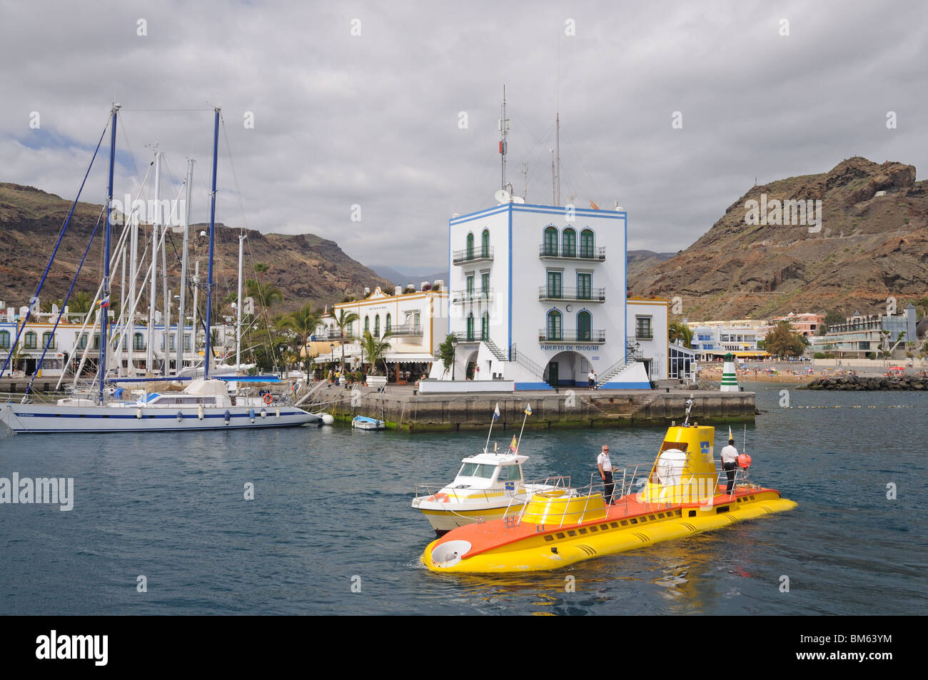 Sous-marin jaune à Puerto de Mogan, grande île des Canaries, Espagne Banque D'Images