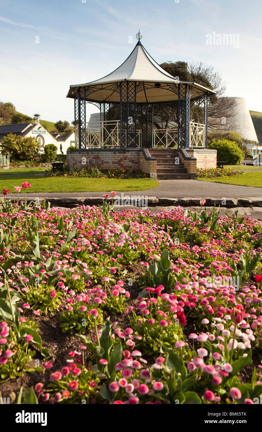 Royaume-uni, Angleterre, Devon, Ilfracombe, kiosque à musique dans les jardins de Runnymede Banque D'Images