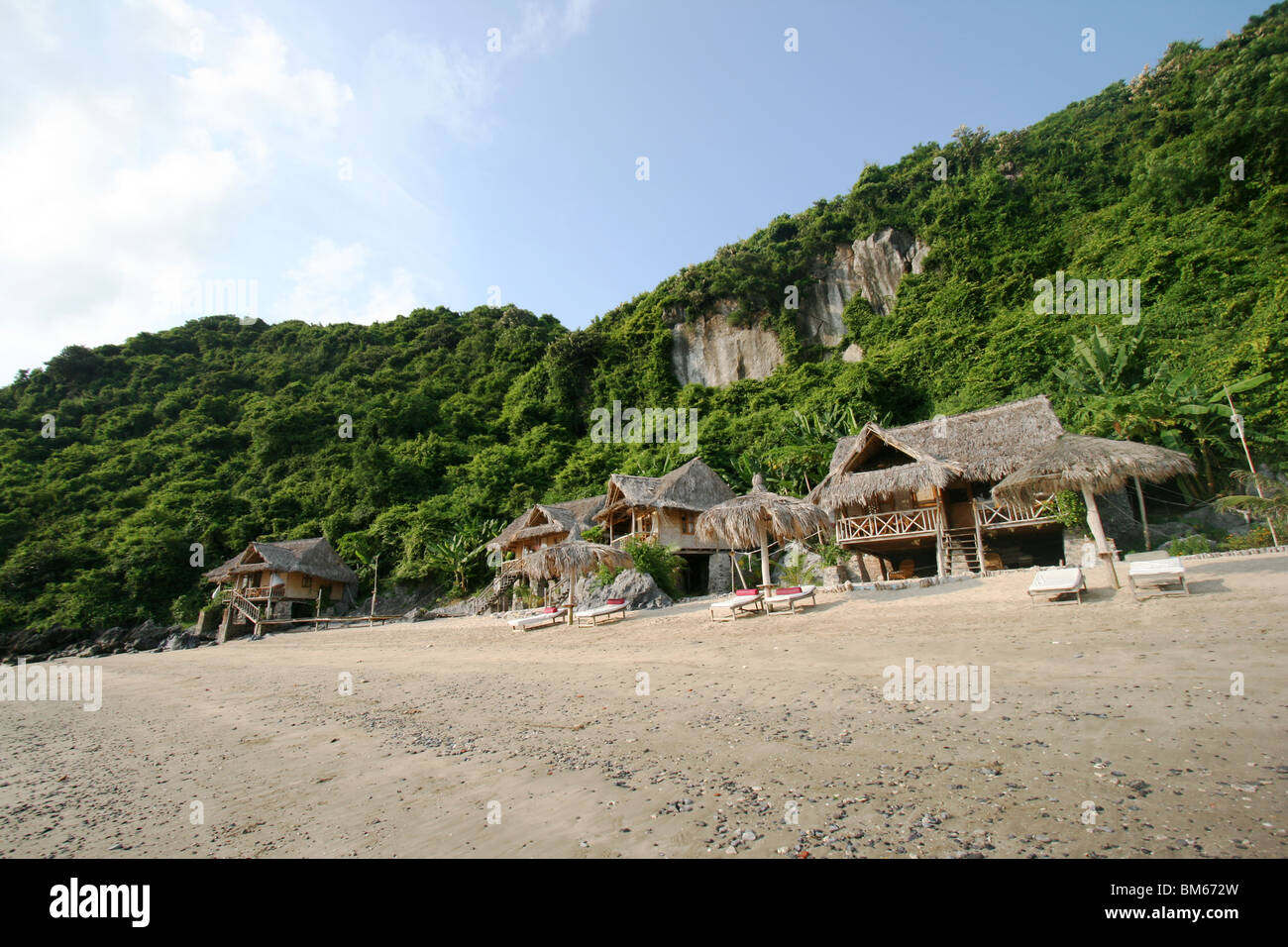 Maisons de Plage sur une île de la Baie d'Halong, Vietnam Banque D'Images