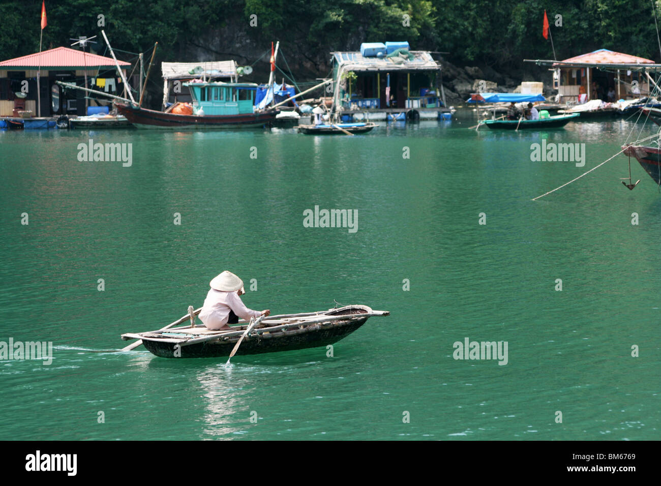 Village flottant dans la baie d'Halong Banque D'Images