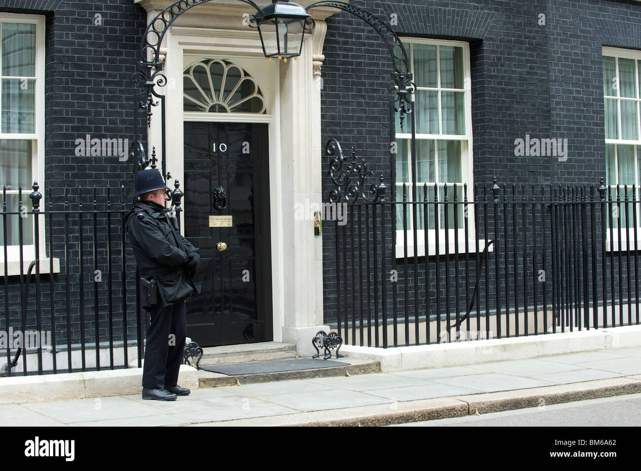 10 Downing Street avec la garde de police de Bobby à Londres Banque D'Images