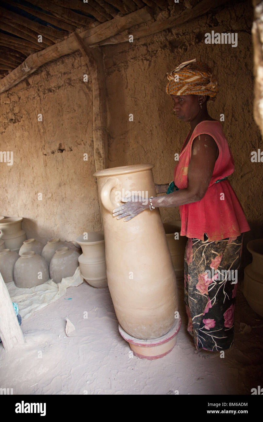 Dans le village de Kalabougou près de Ségou, au Mali, les femmes ont travaillé pendant des siècles comme potiers traditionnels. Banque D'Images