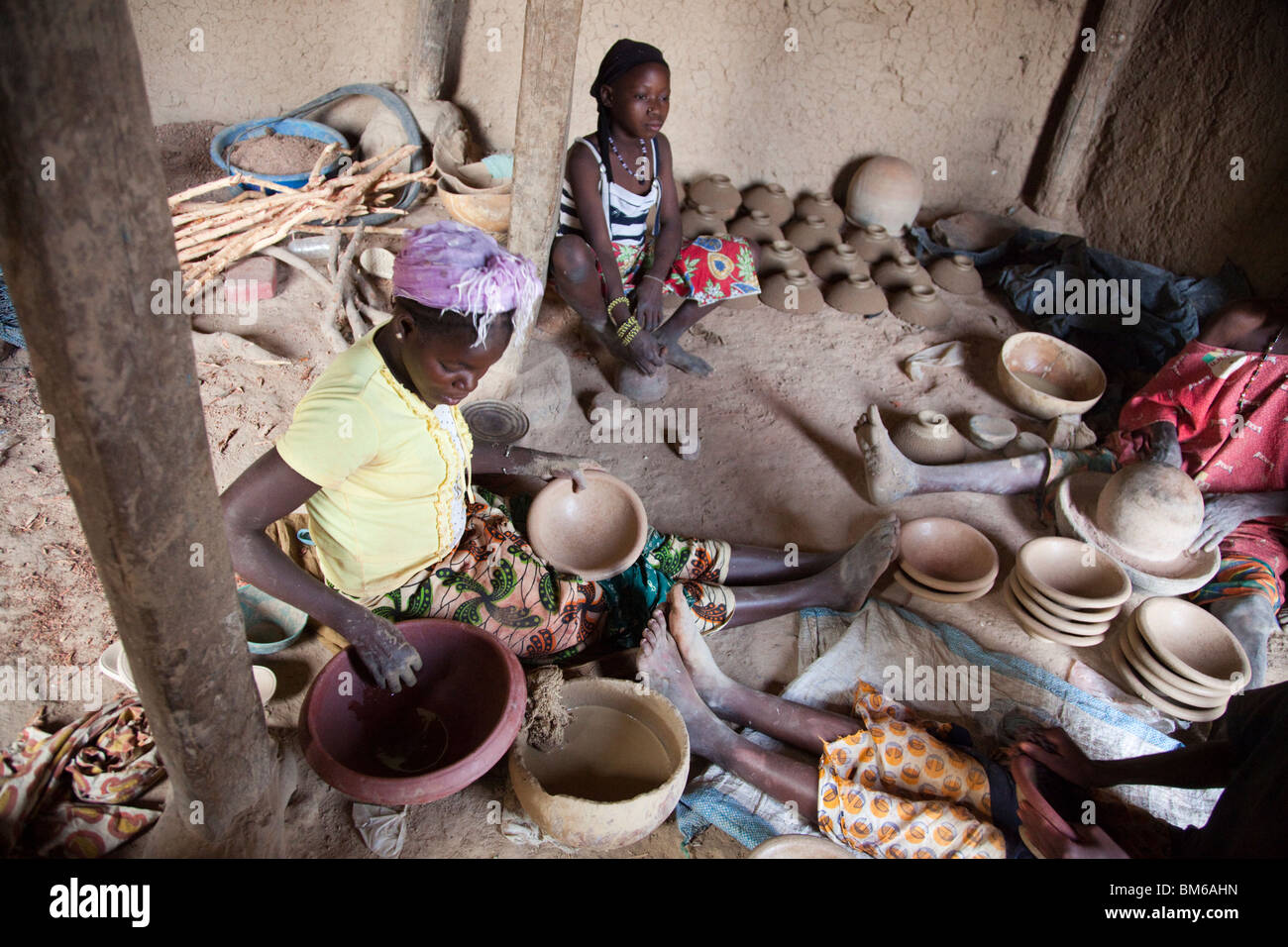 Dans la région de Kalabougou au Mali, les femmes ont travaillé pendant des siècles comme potiers traditionnels, avec plusieurs générations travaillant ensemble. Banque D'Images