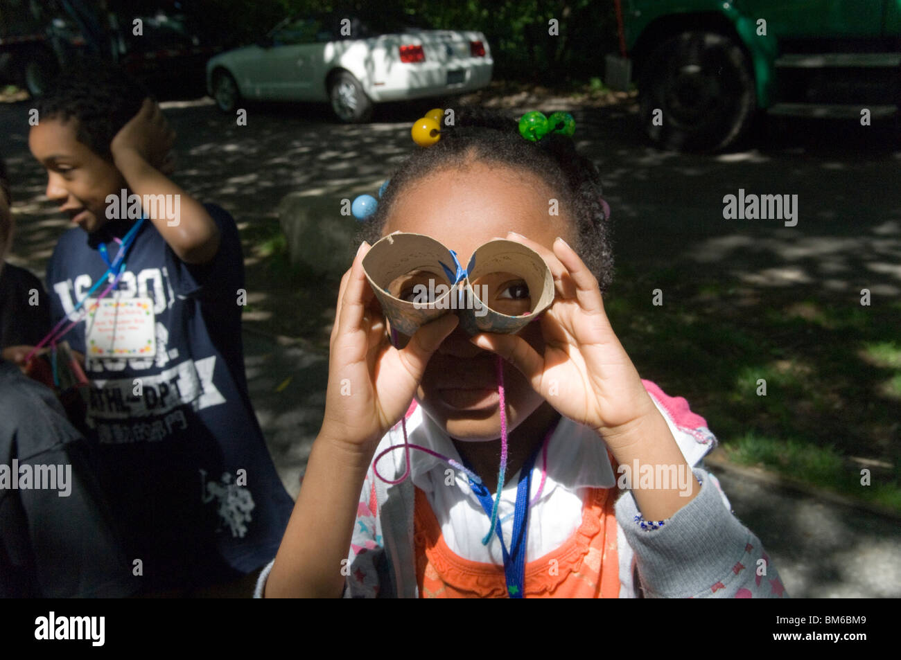 Les étudiants de première année rendez-vous l'observation des oiseaux dans Central Park à New York avec des jumelles Banque D'Images