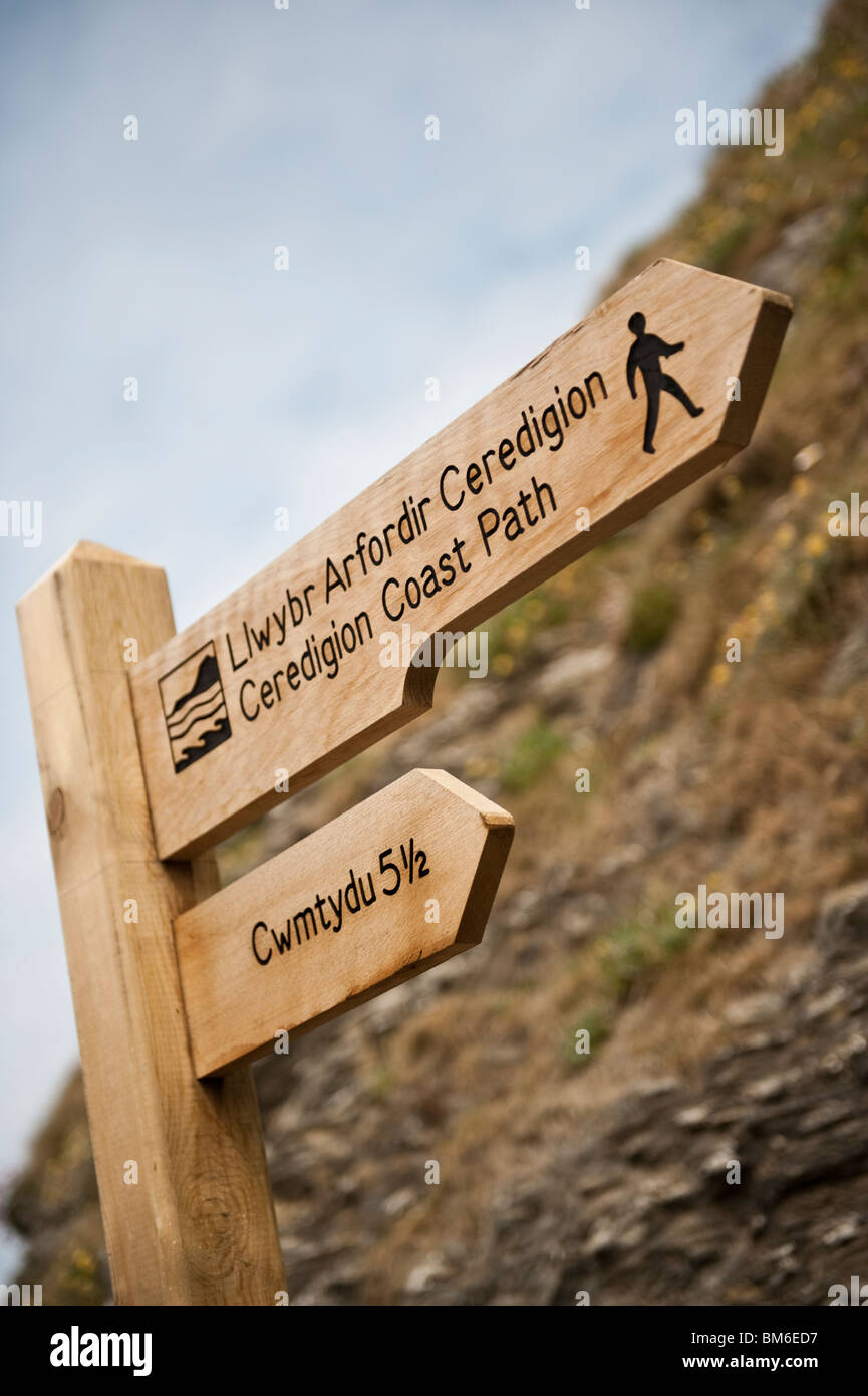 Des panneaux bilingues en bois pour la côte à Llangrannog, Ceredigion, pays de Galles, Royaume-Uni Banque D'Images