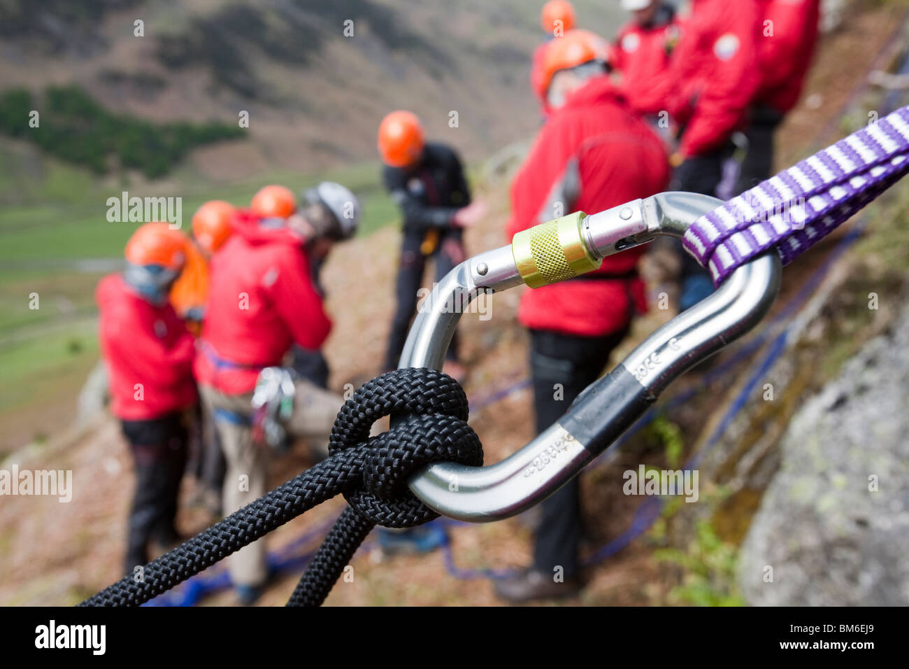 Les membres de l'/Langdale Ambleside Mountain Rescue mise en place de relais sur une équipe de formation dans la vallée de Langdale Banque D'Images