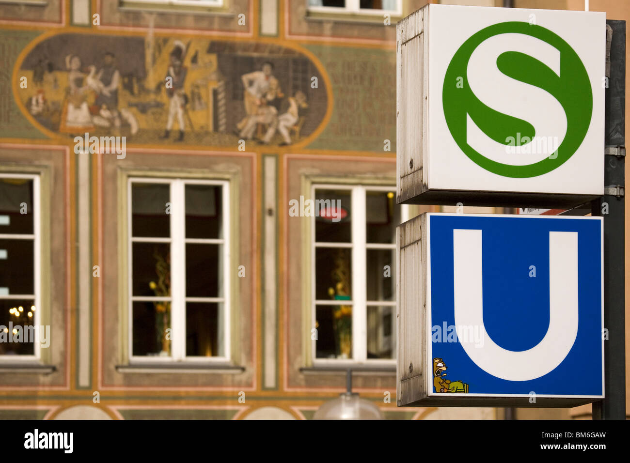 Panneaux pour le système de transport public dans la Marienplatz à Munich, Bavière, Allemagne. Banque D'Images