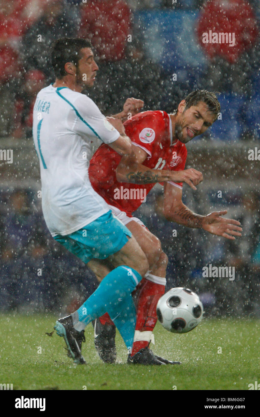 Tumer Metin de Turquie (l) et de la Suisse Valon Behrami (r) bataille pour la balle dans de fortes pluies pendant un match de l'Euro 2008. Banque D'Images