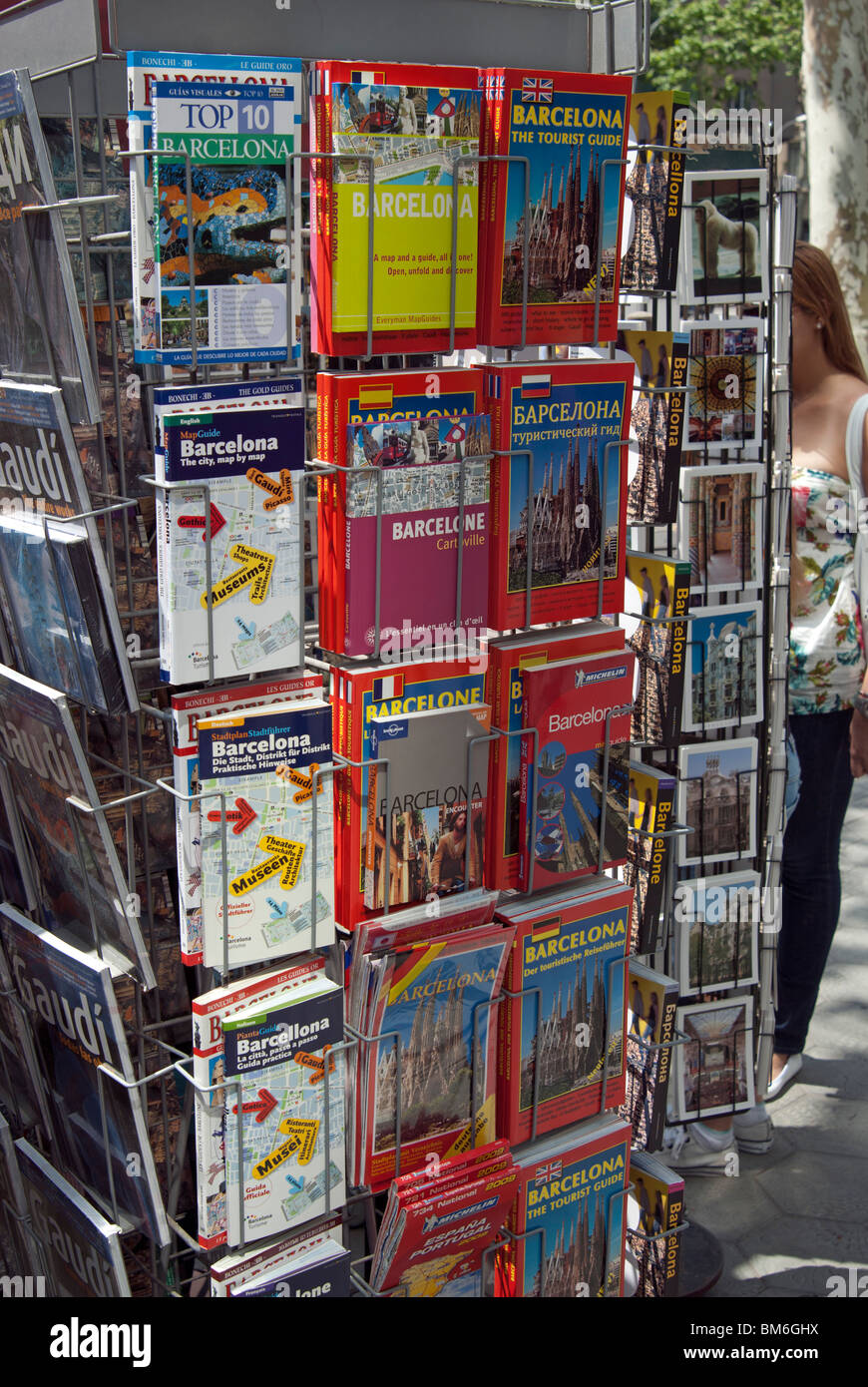 Carte postale et Guide Book Display, Barcelone, Espagne Banque D'Images