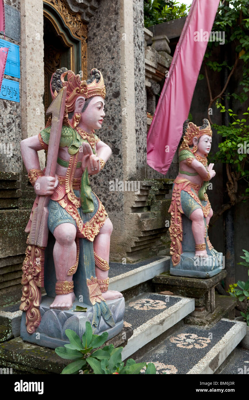Paire de statue peinte à une entrée de la maison à Bali, Indonésie Banque D'Images