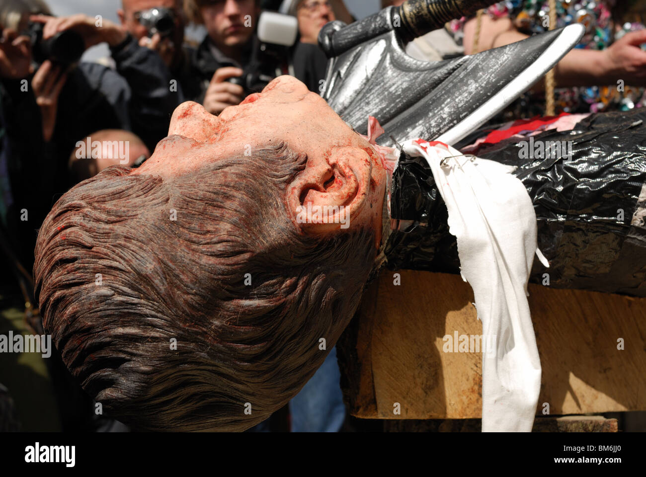 L'effigie de Gordon Brown est décapité en place du Parlement le 1er mai. Banque D'Images