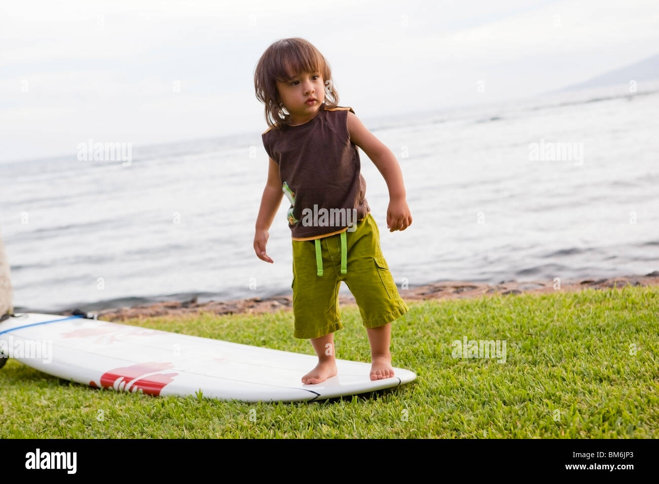 Jeune garçon on surfboard Banque D'Images