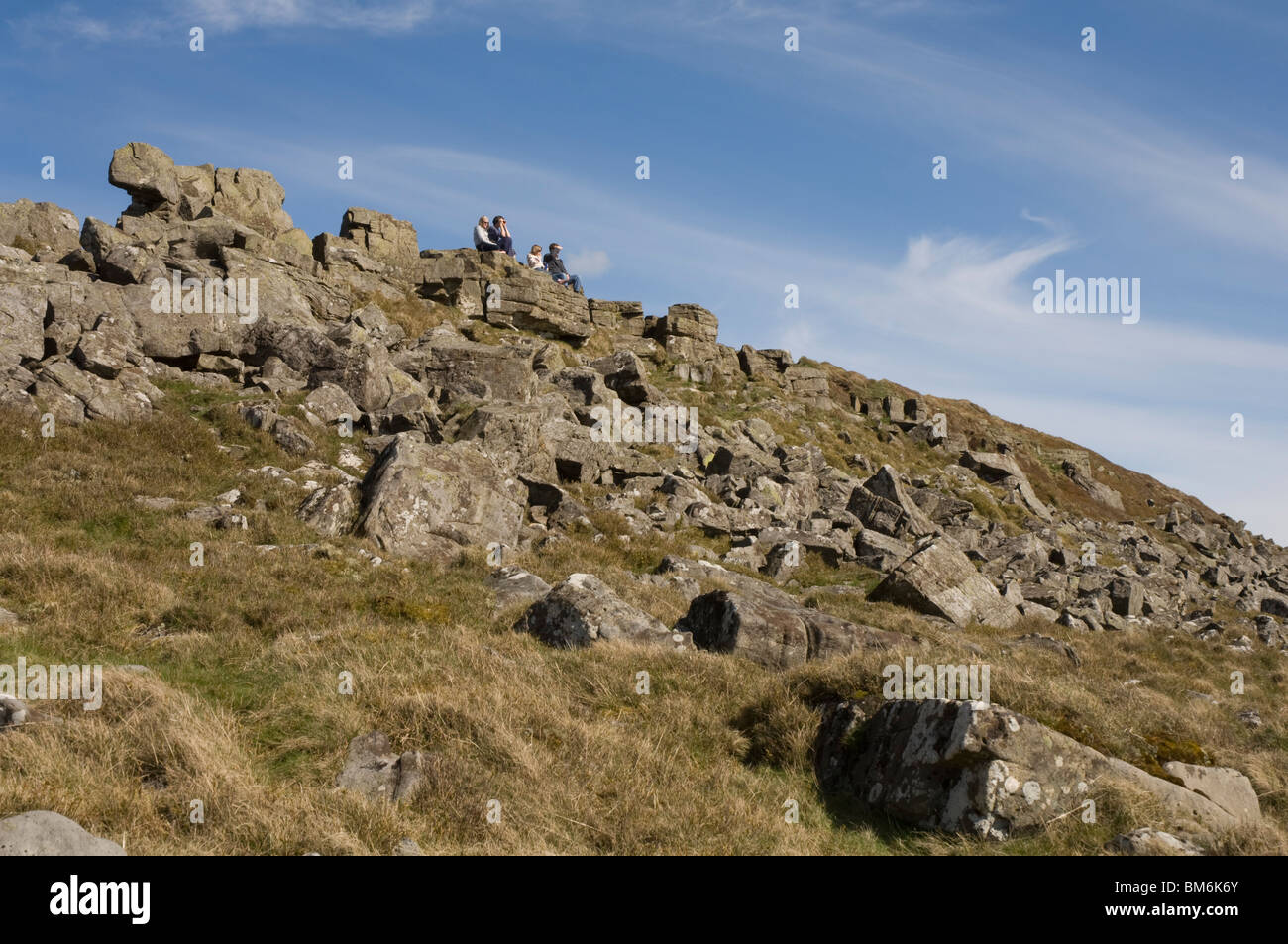 Des gens assis sur le sommet du Pain de Sucre, Montagne Noire, Pays de Galles, Royaume-Uni, Europe Banque D'Images