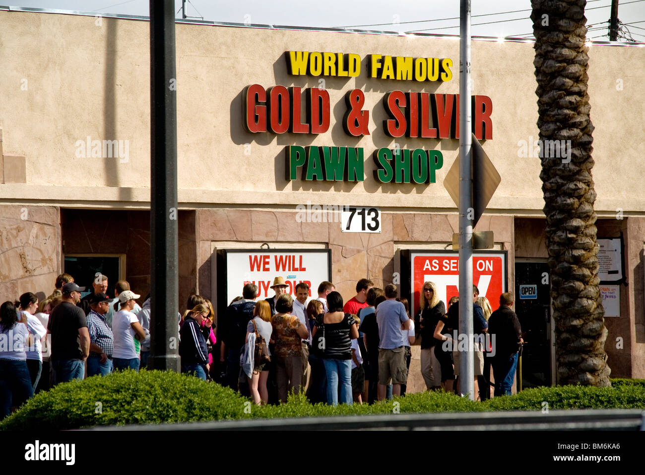L'espoir d'apparaître sur une émission de télé-réalité , une longue file se forme à un Las Vegas, Nevada pawnshop situé sur la célèbre "Strip". Banque D'Images