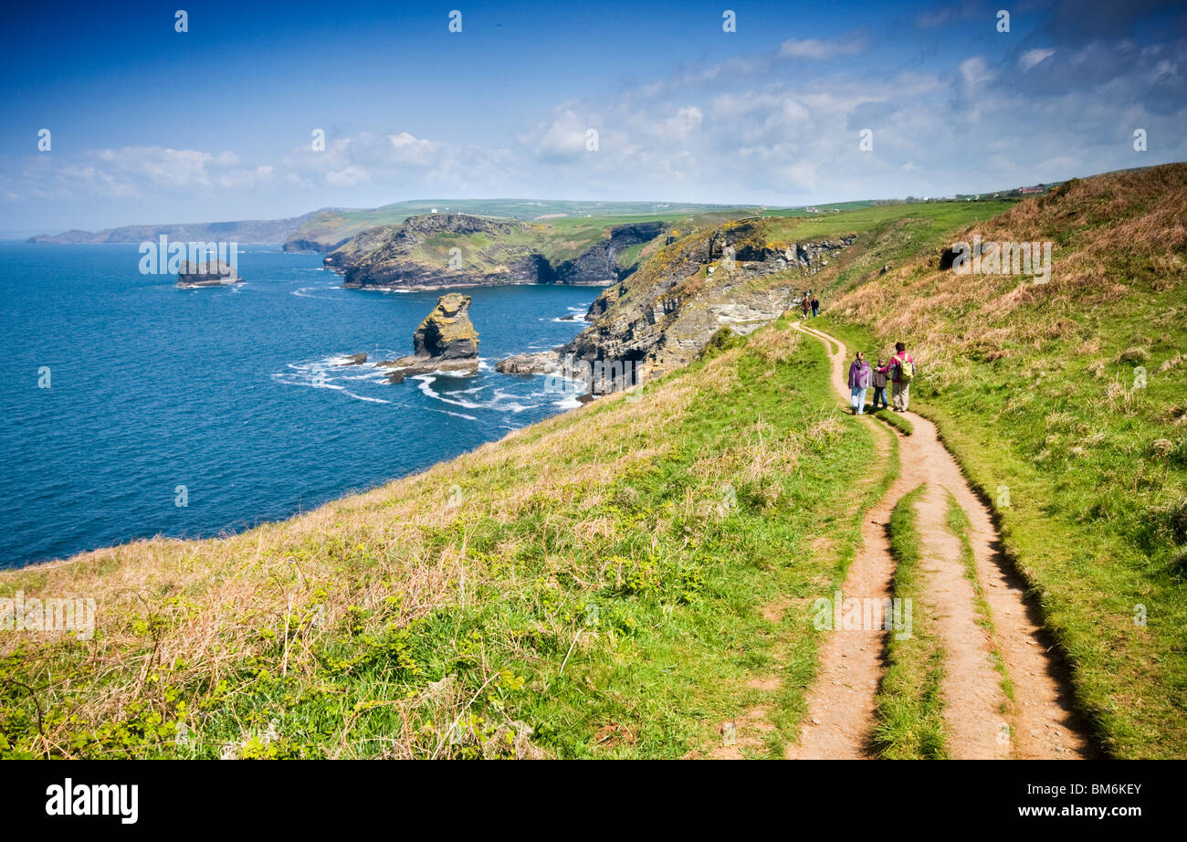 Une famille à marcher le long de la South West Coast Path entre Newark et Tintagel à North Cornwall, England, UK Banque D'Images