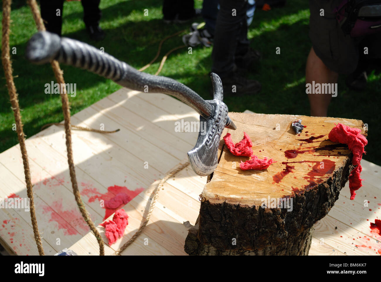 La hache du bourreau se trouve dans un bloc de bois qui a servi à décapiter l'effigie de Gordon Brown pour le premier mai. Banque D'Images
