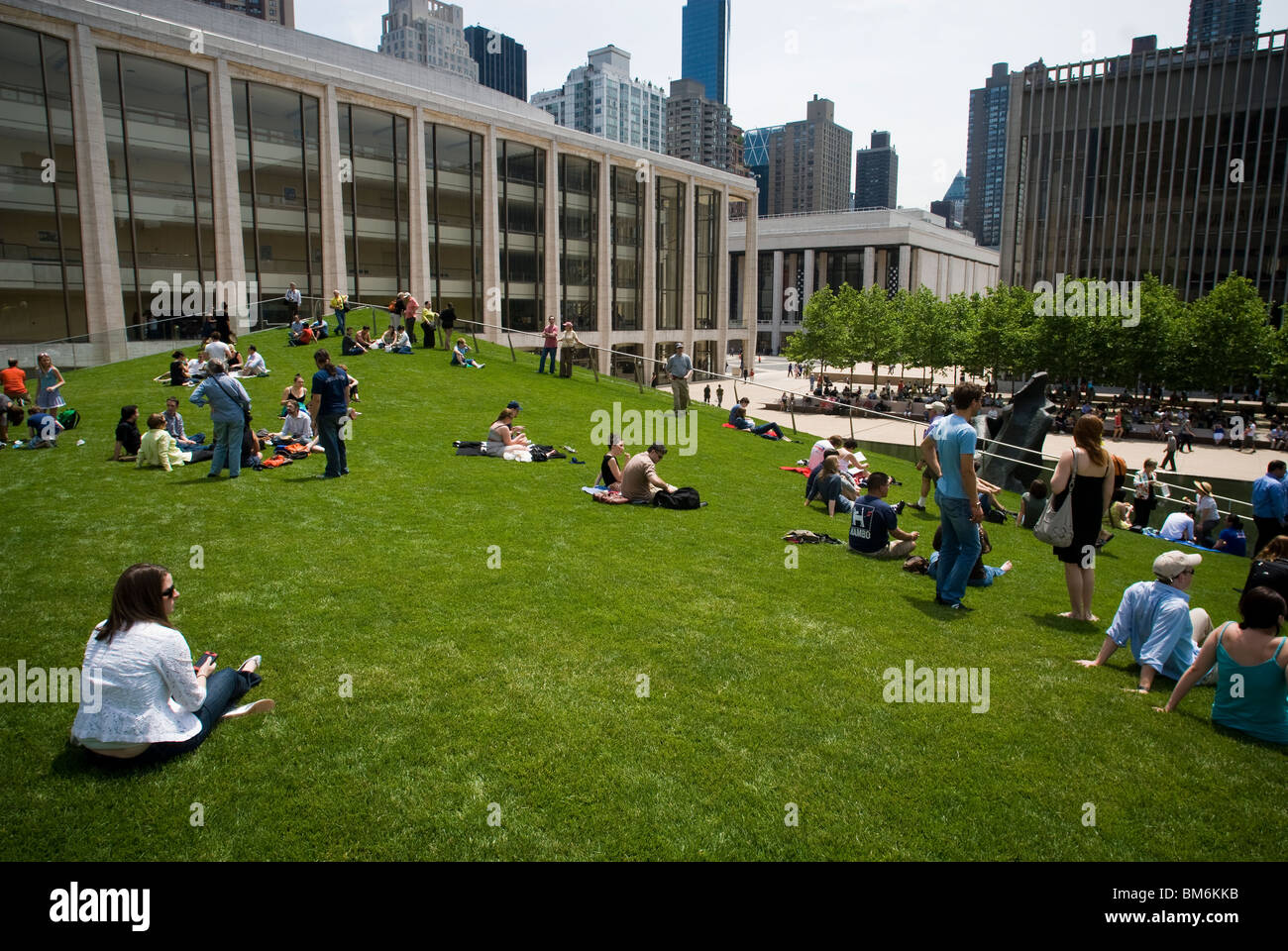 Les visiteurs apprécient la nouvelle 'allumé' pelouse dans le nord plaza de Lincoln Center for the Performing Arts à New York Banque D'Images