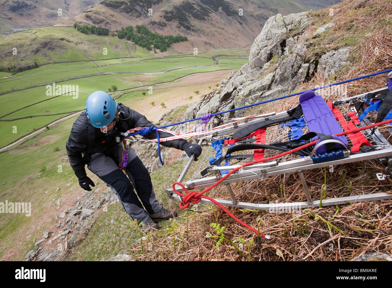 Les membres de l'/Langdale Ambleside Mountain Rescue Team préparation à une civière abaisser Banque D'Images
