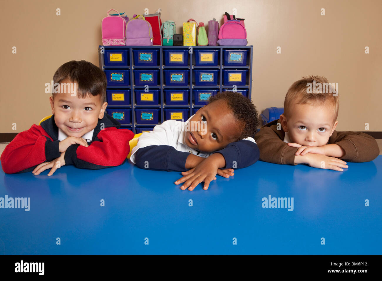 Fort Lauderdale, Floride, États-Unis d'Amérique ; trois jeunes garçons assis à une table dans une salle de classe Banque D'Images