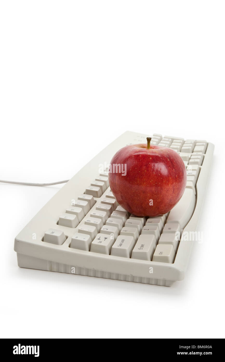 Clavier de l'ordinateur et red apple close up Banque D'Images