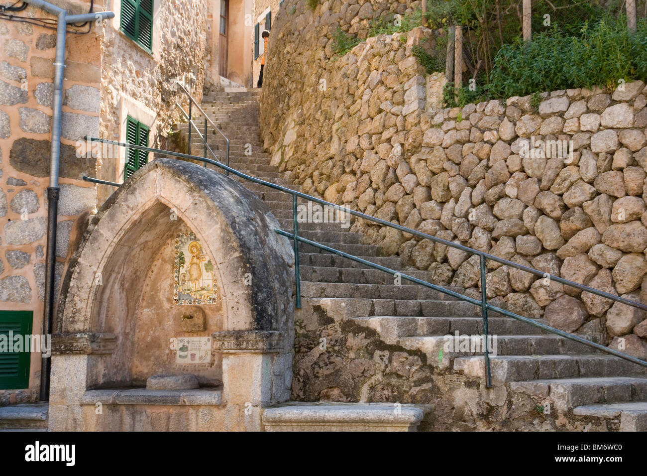 Un joli point d'eau dans le centre de Valldemossa (Majorque - Espagne). Un joli point d'eau dans le centre de Valldemossa (Majorque - Espagne). Banque D'Images