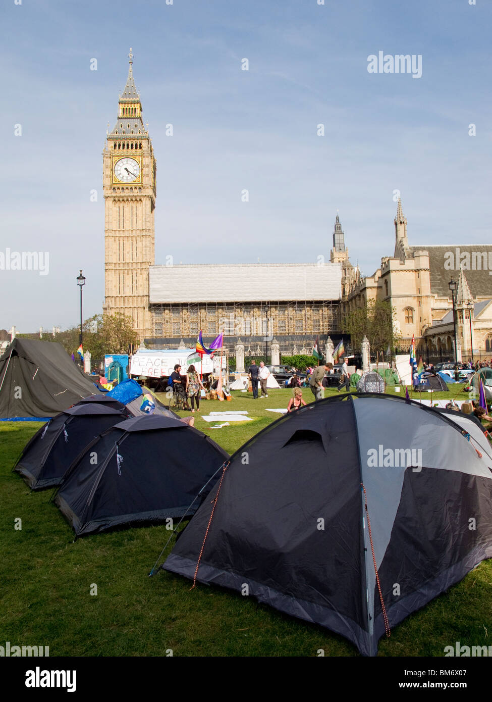 Camp de tentes de la paix et des bannières mis en place par divers groupes d'activistes de la place du Parlement Londres Mai 2010 Banque D'Images