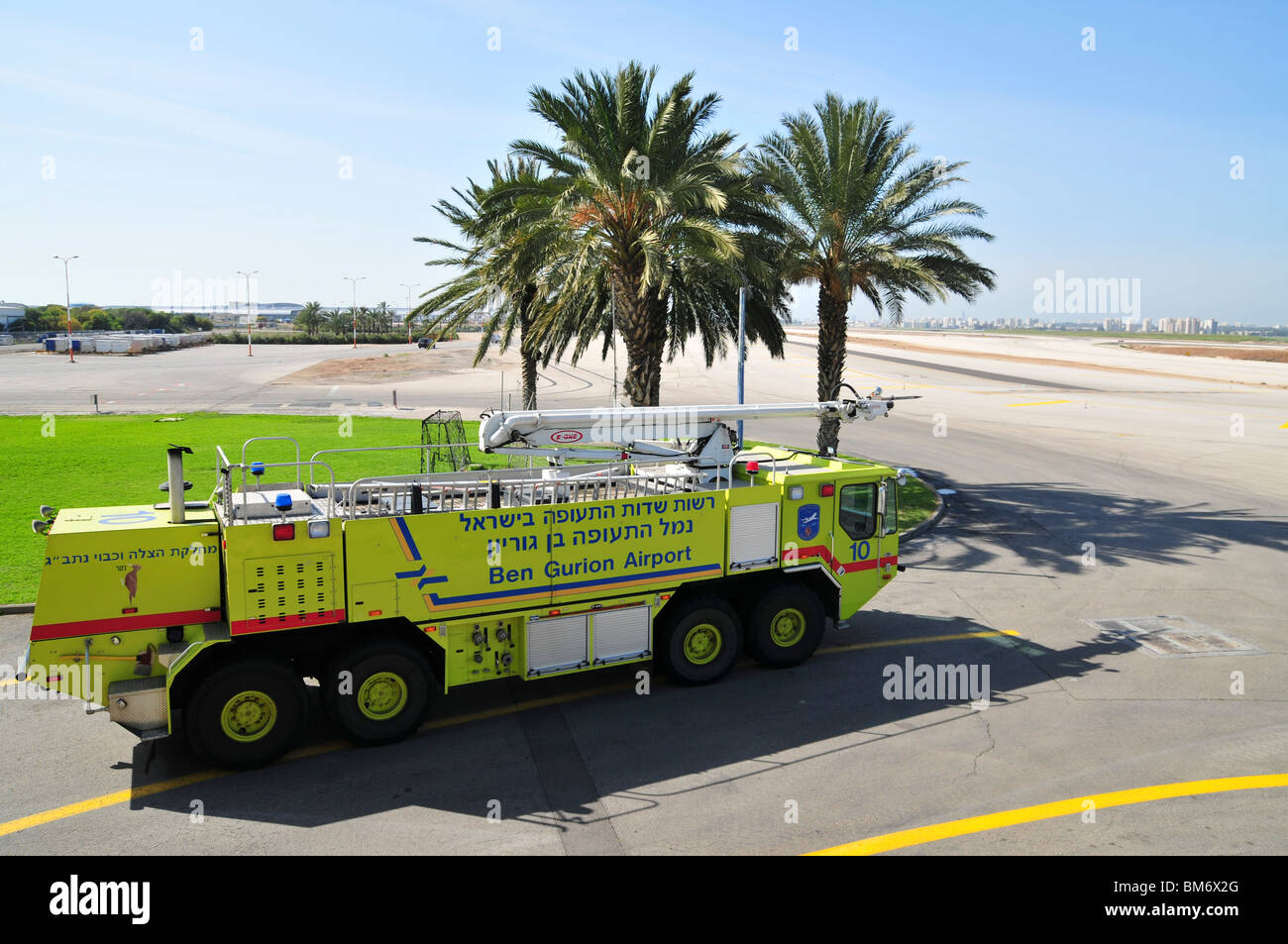 L'aéroport international Ben Gourion, Israël un camion d'incendie sur le prêt près de la piste Banque D'Images