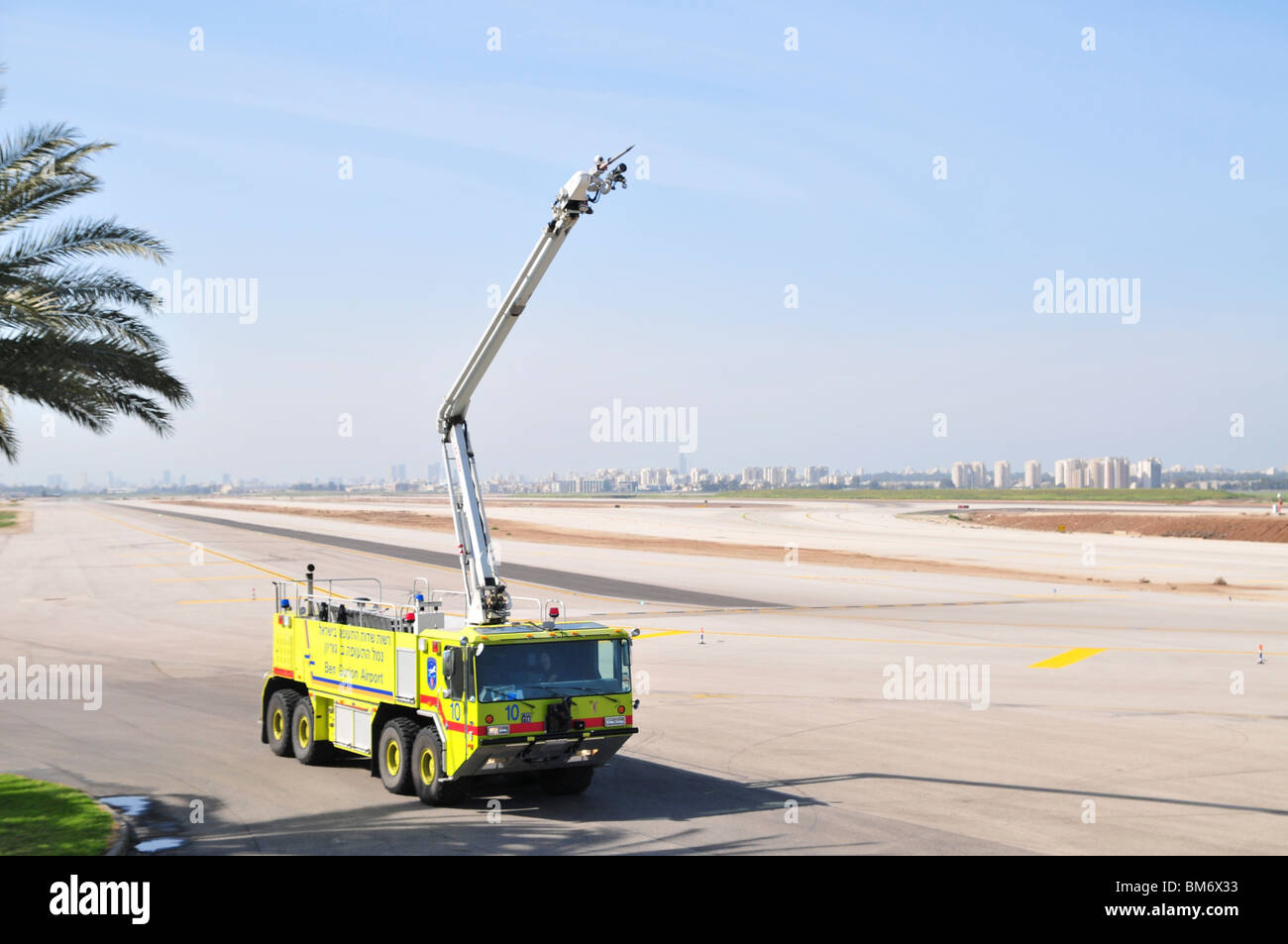 L'aéroport international Ben Gourion, Israël un camion d'incendie sur le prêt près de la piste Banque D'Images