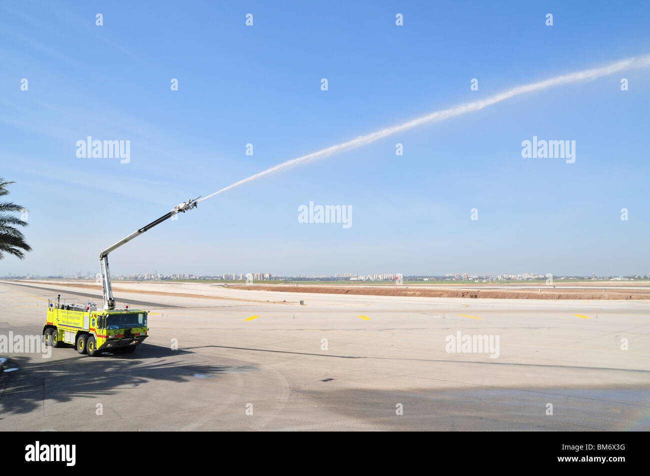 L'aéroport international Ben Gourion, Israël un camion d'incendie sur le prêt près de la piste Banque D'Images