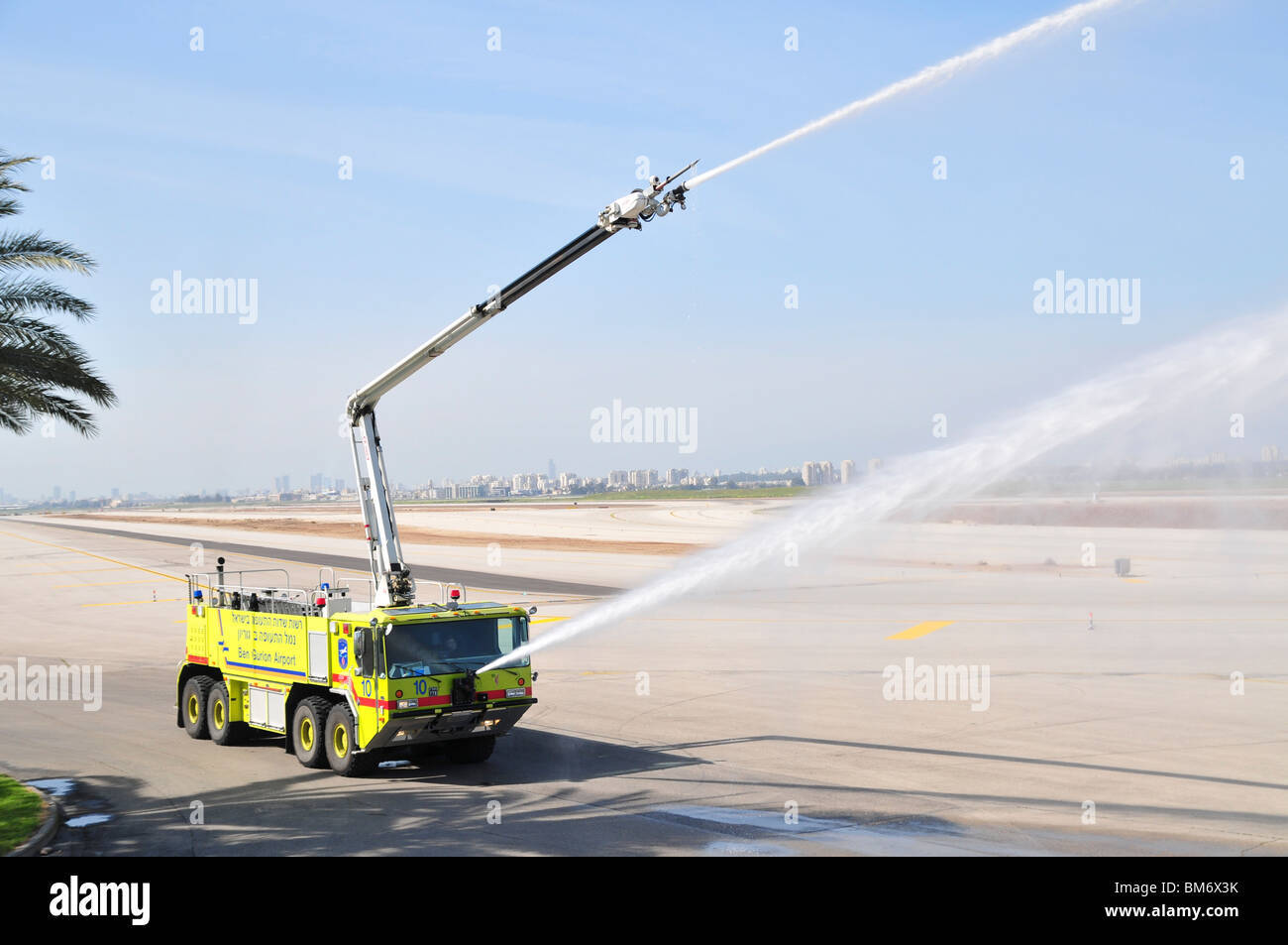 L'aéroport international Ben Gourion, Israël un camion d'incendie sur le prêt près de la piste Banque D'Images