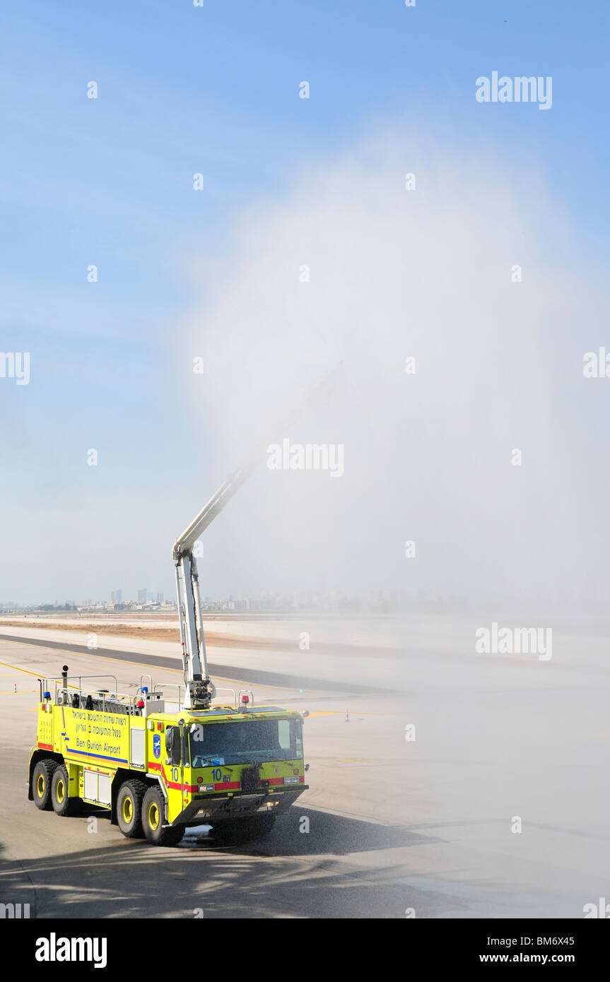 L'aéroport international Ben Gourion, Israël un camion d'incendie sur le prêt près de la piste Banque D'Images