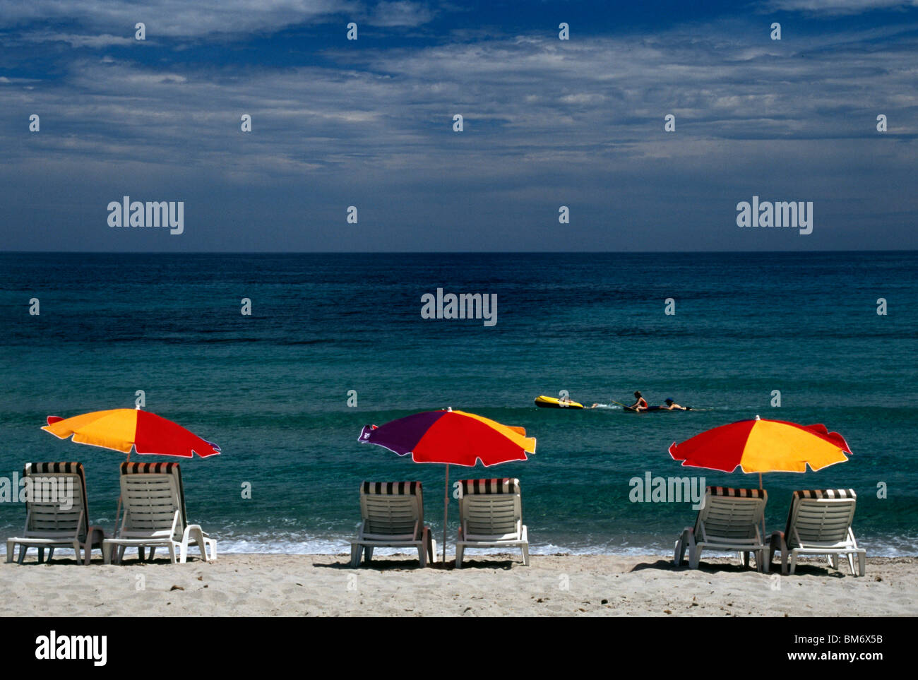Corse, France ; chaises longues et de parasols sur une plage de la Méditerranée Banque D'Images