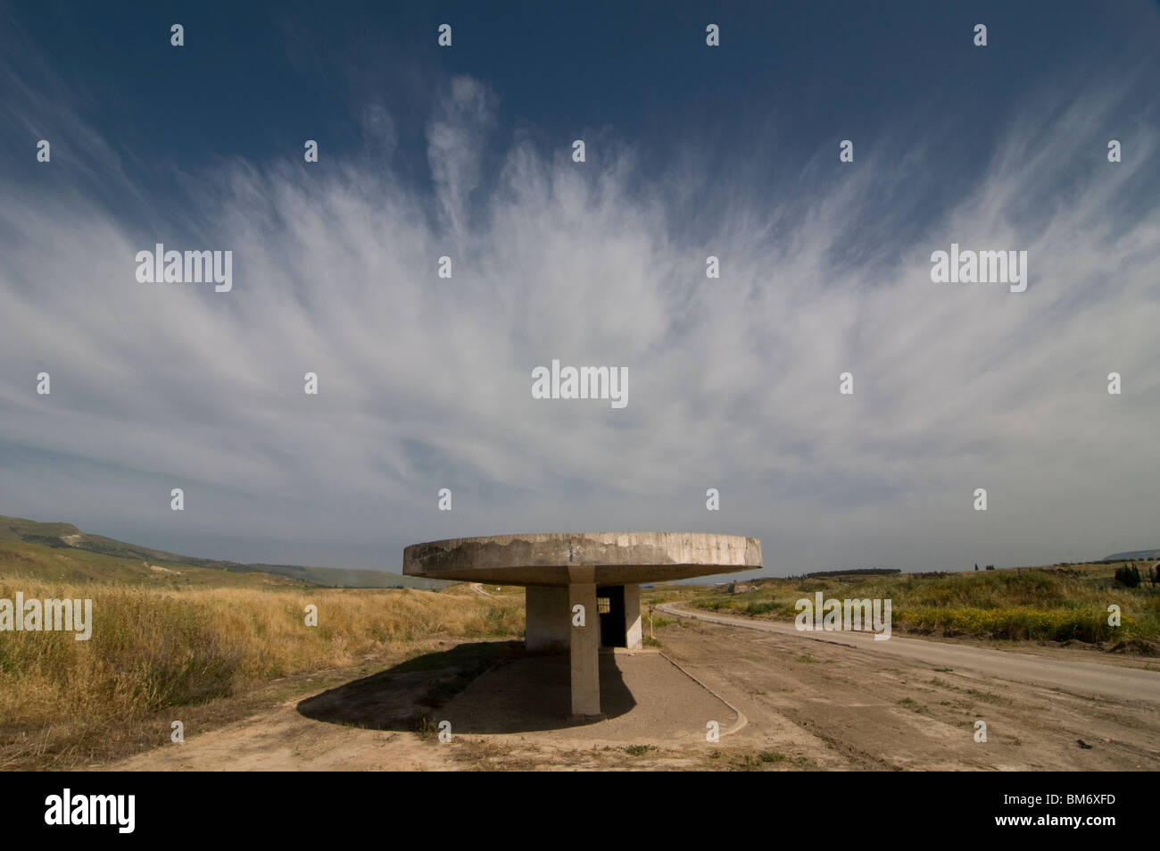 Ancienne gare ferroviaire sur l'ancienne voie ferrée ottomane du Hejaz construite dans le style Bauhaus dans l'île de la paix ou Al-Baqoura dans la vallée du Jourdain Banque D'Images