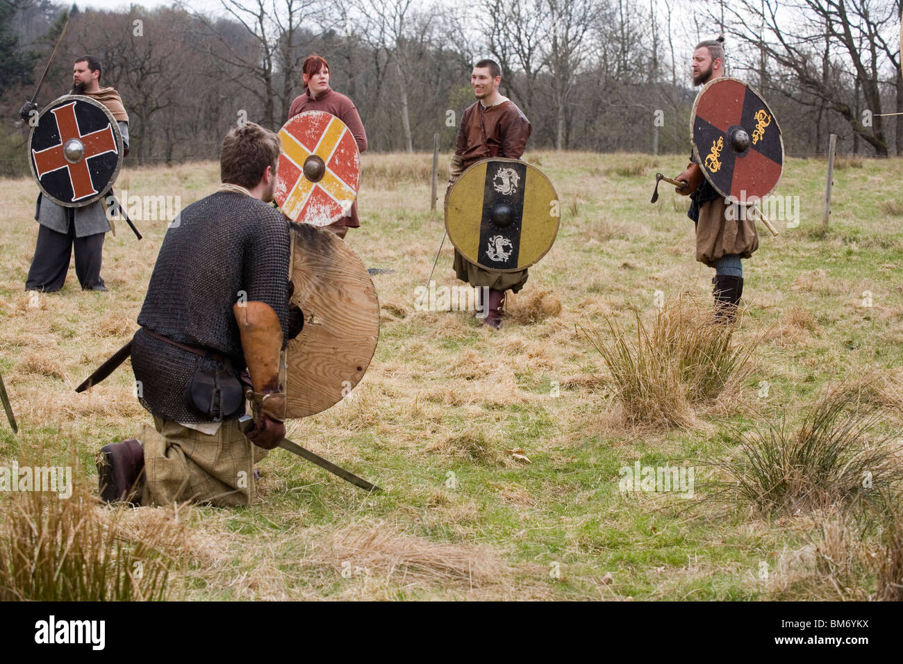 Reenactment. Les guerriers vikings pour préparer le combat. Ale Village Viking, Suède Banque D'Images