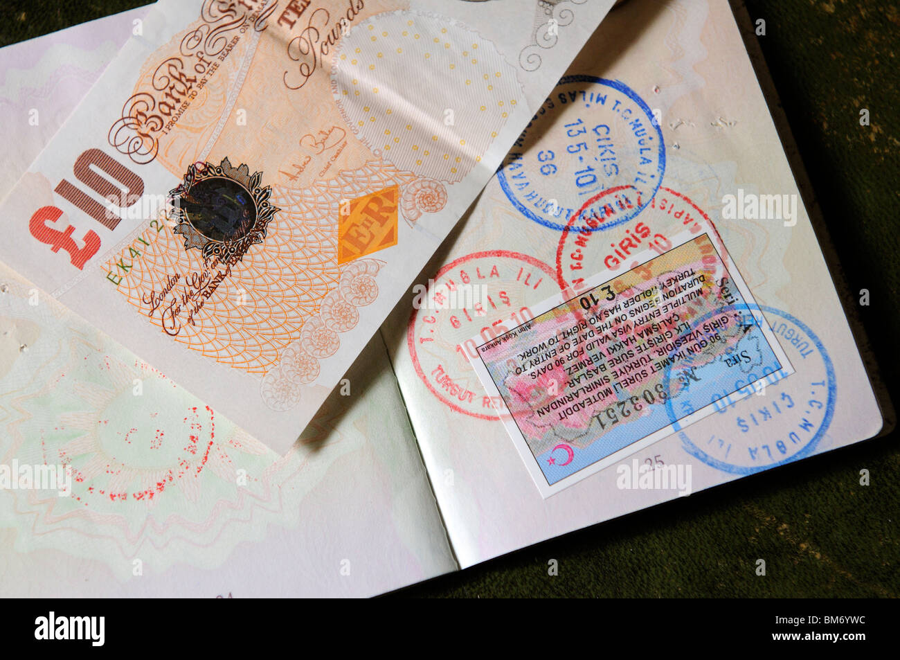 90 turc 24 visa à entrées multiples dans passeport britannique avec des  timbres d'entrée et de sortie. Les touristes à la Turquie doit payer 10  livres sterling Photo Stock - Alamy