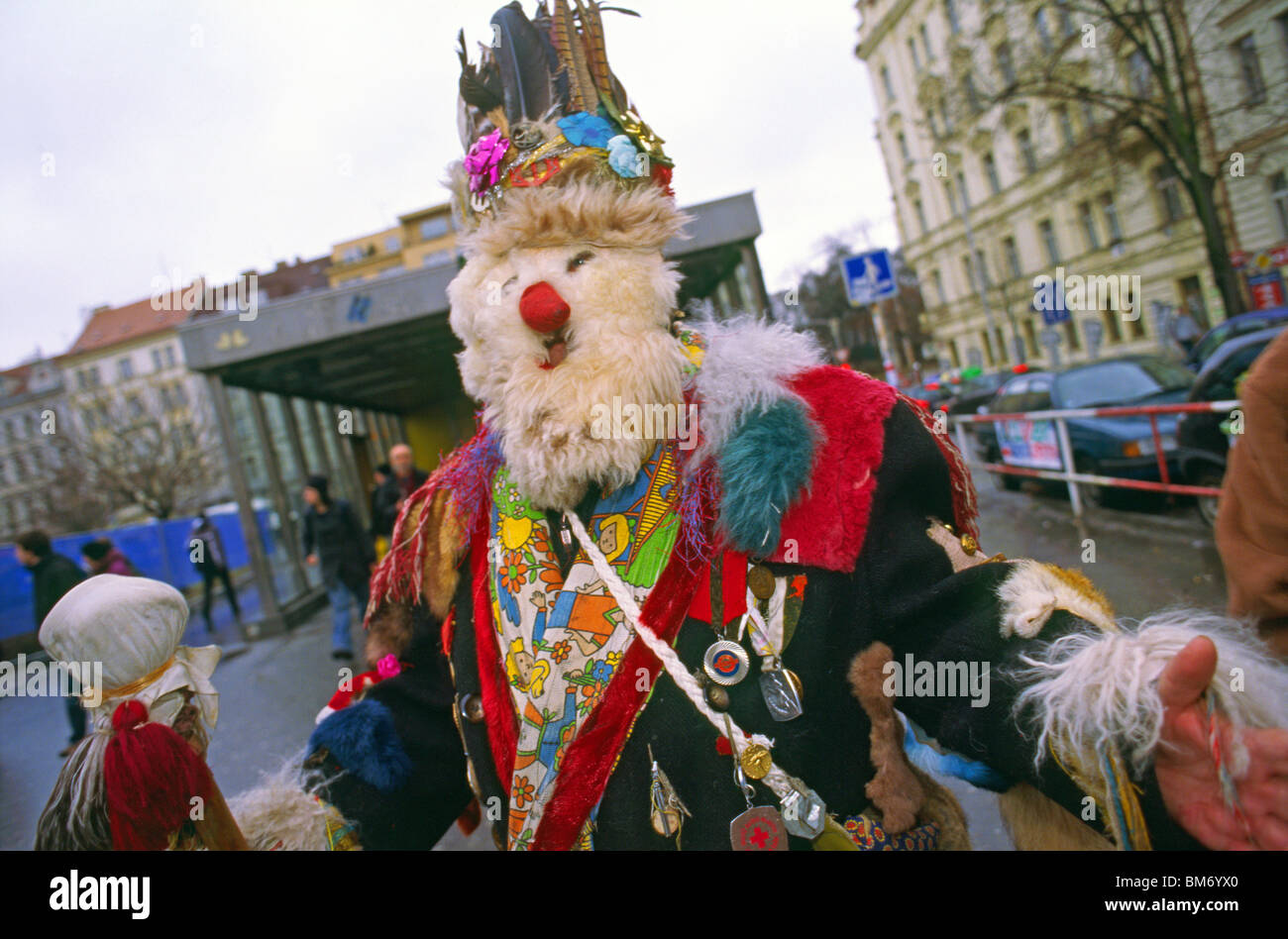 Le carnaval traditionnel (République tchèque : masopust) défilé dans le quartier Zizkov commence sur place Jiriho z Podebrad sur 5 Februa Banque D'Images