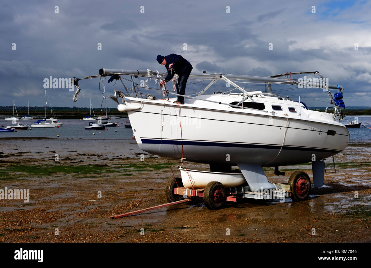Entretien bateau à marée basse sur l'île britannique Essex Mersea Banque D'Images