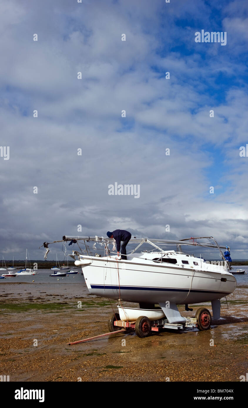 Entretien bateau à marée basse sur l'île britannique Essex Mersea Banque D'Images