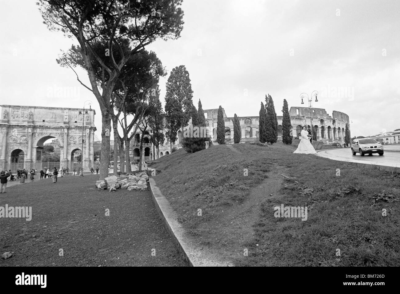 Rome, Italie, 30 janvier 2010 -- Arc de Constantin (à gauche) et le Colisée (à droite), capturés en noir et blanc. Banque D'Images
