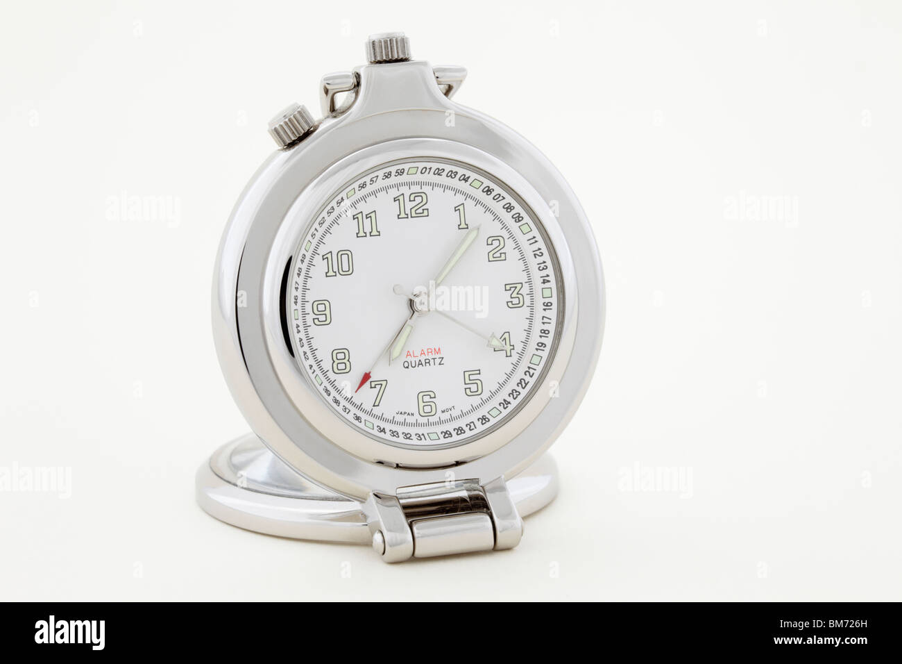 Quartz analogique alarme Silver pocket watch montrant quelques minutes sur un fond blanc Banque D'Images