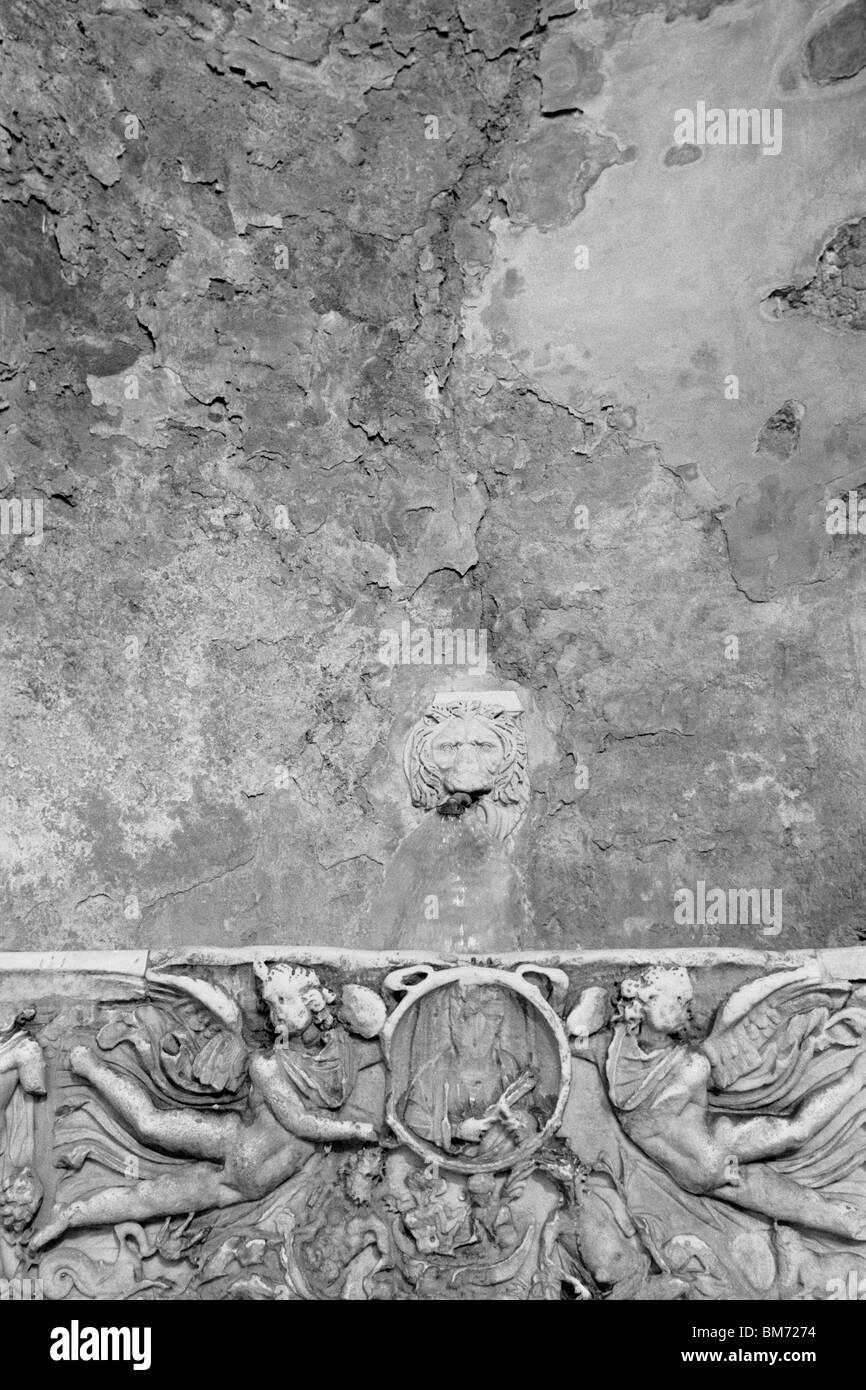 Rome, Italie, 30 janvier 2010 -- fontaine à eau de l'autre côté de la rue du Colisée près de la station de métro Colisée, capturé en bl Banque D'Images Rome, Italie, 30 janvier 2010 -- fontaine à eau de l'autre côté de la rue du Colisée près de la station de métro Colisée, capturé en bl Banque D'Images